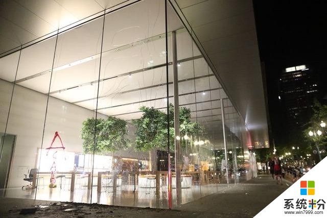 Apple Store 被砸了!iPhone、Mac 都被搶,但庫克依舊要捐款,Google 微軟也發聲(2)