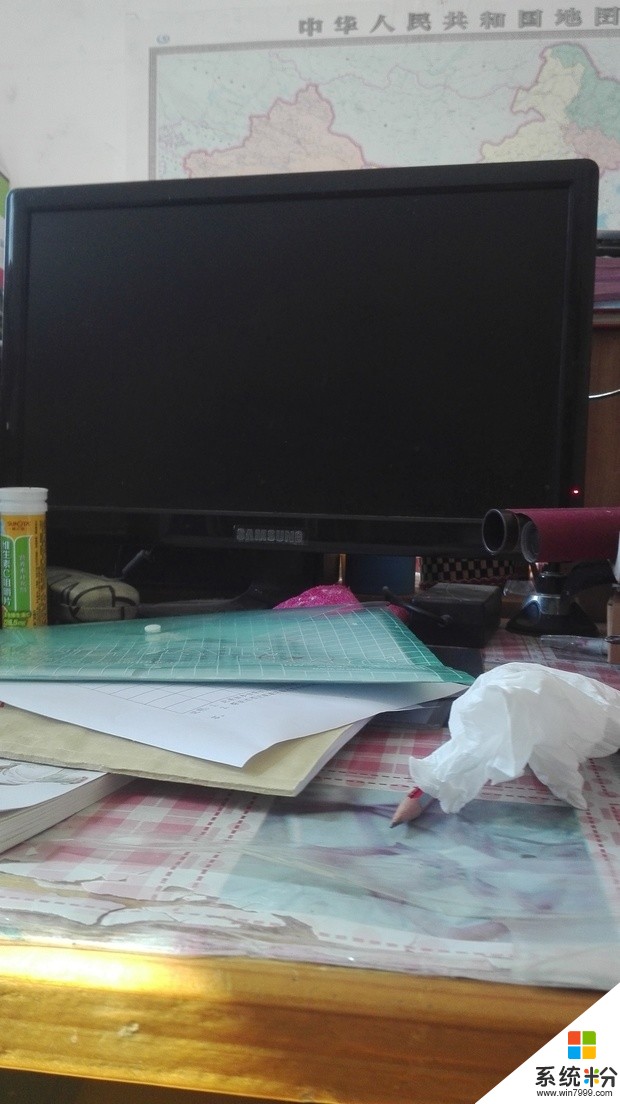 電腦開不了機。一打開就黑屏,過一會突然斷電風扇也不動了,過一會又突然啟動。然後又重複斷電。(圖1)